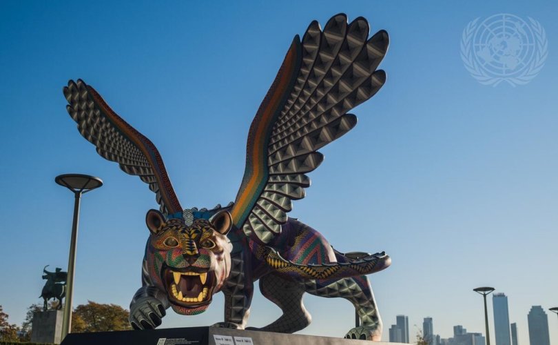 Dämonisch aussehende Statue vor der UNO wird mit dem Tier der Offenbarung verglichen